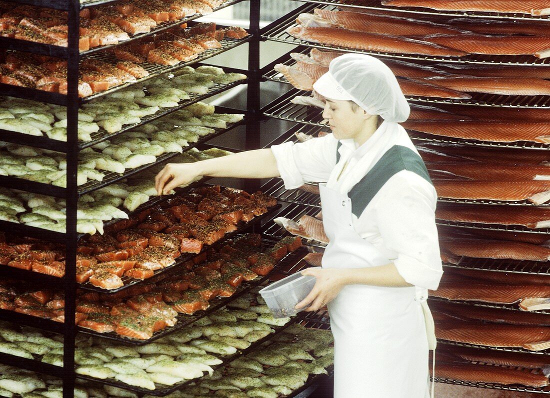 Herstellung von geräuchertem Lachs