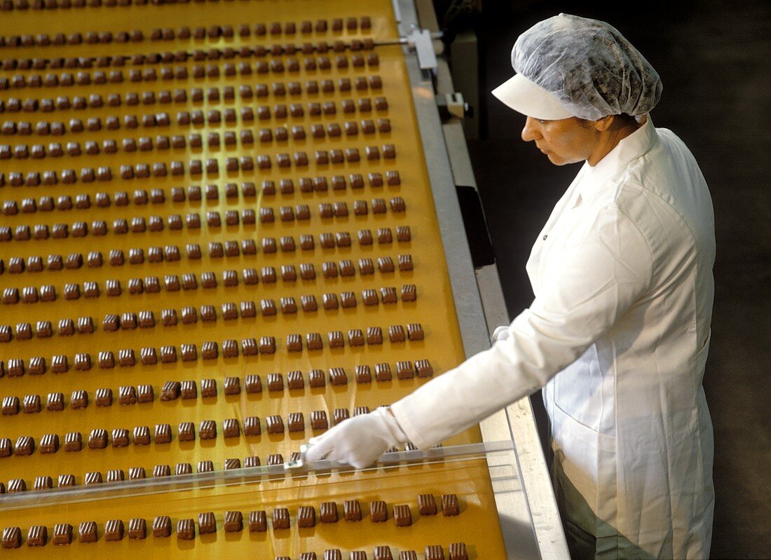 Arbeiterin bei der Produktion von Schokoladenpralinen