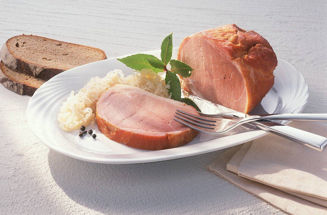 Kasseler mit Sauerkraut und Brot