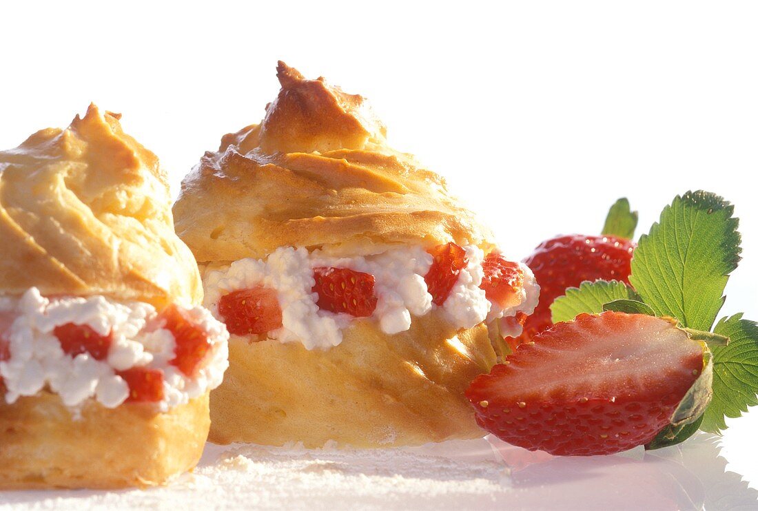 Cream puff with strawberries and cottage cheese