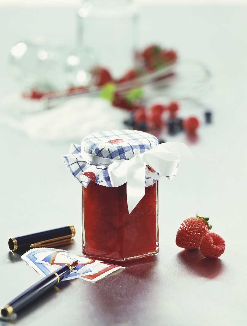 Erdbeer-Himbeer-Marmelade im Glas; Etiketten; Füllfeder