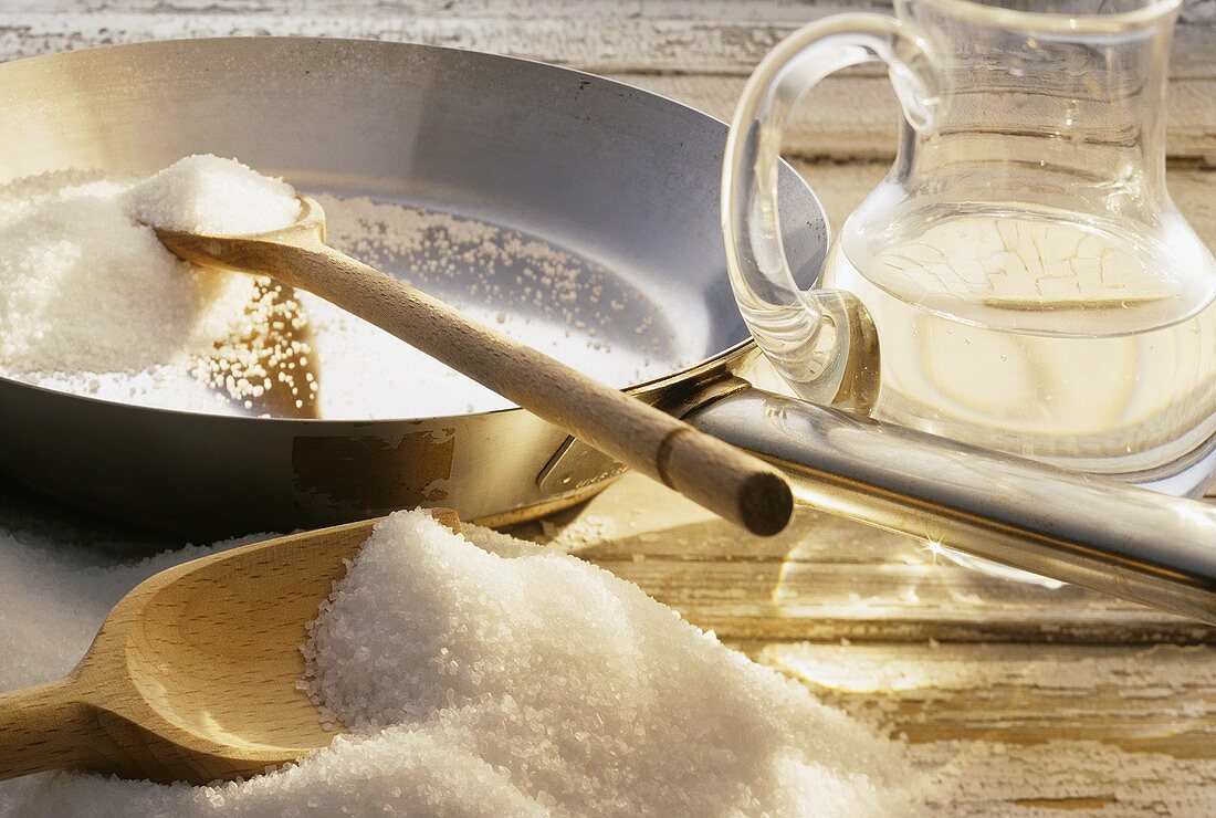 Zucker auf Schaufel und in Pfanne (Zutaten für Zuckercouleur)