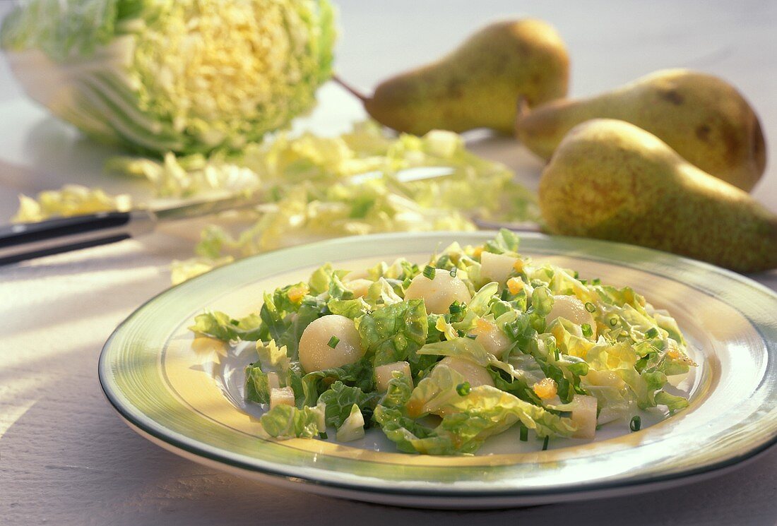 Chinakohl-Birnen-Salat mit Schnittlauch