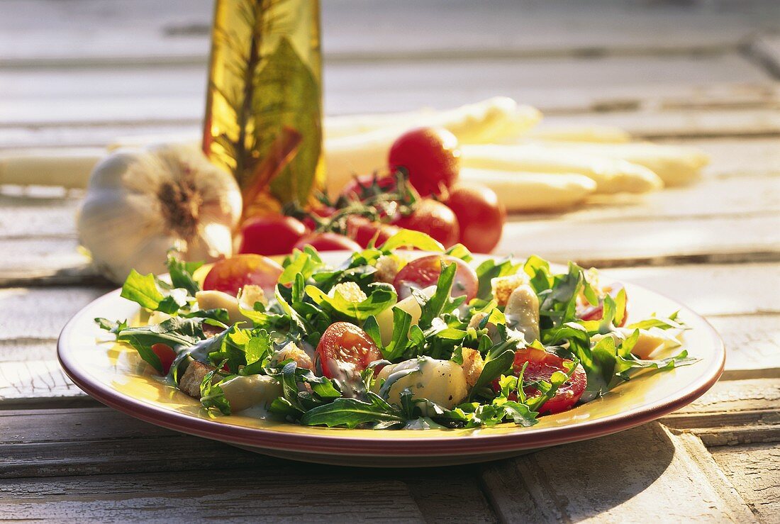 Rocket salad with asparagus tips and cherry tomatoes