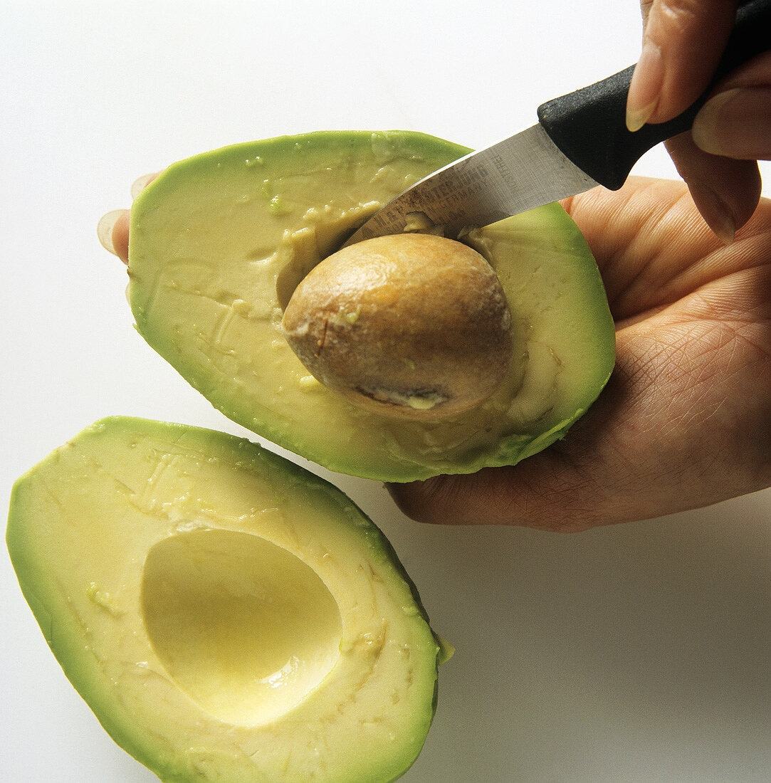 Preparing avocado: removing the stone
