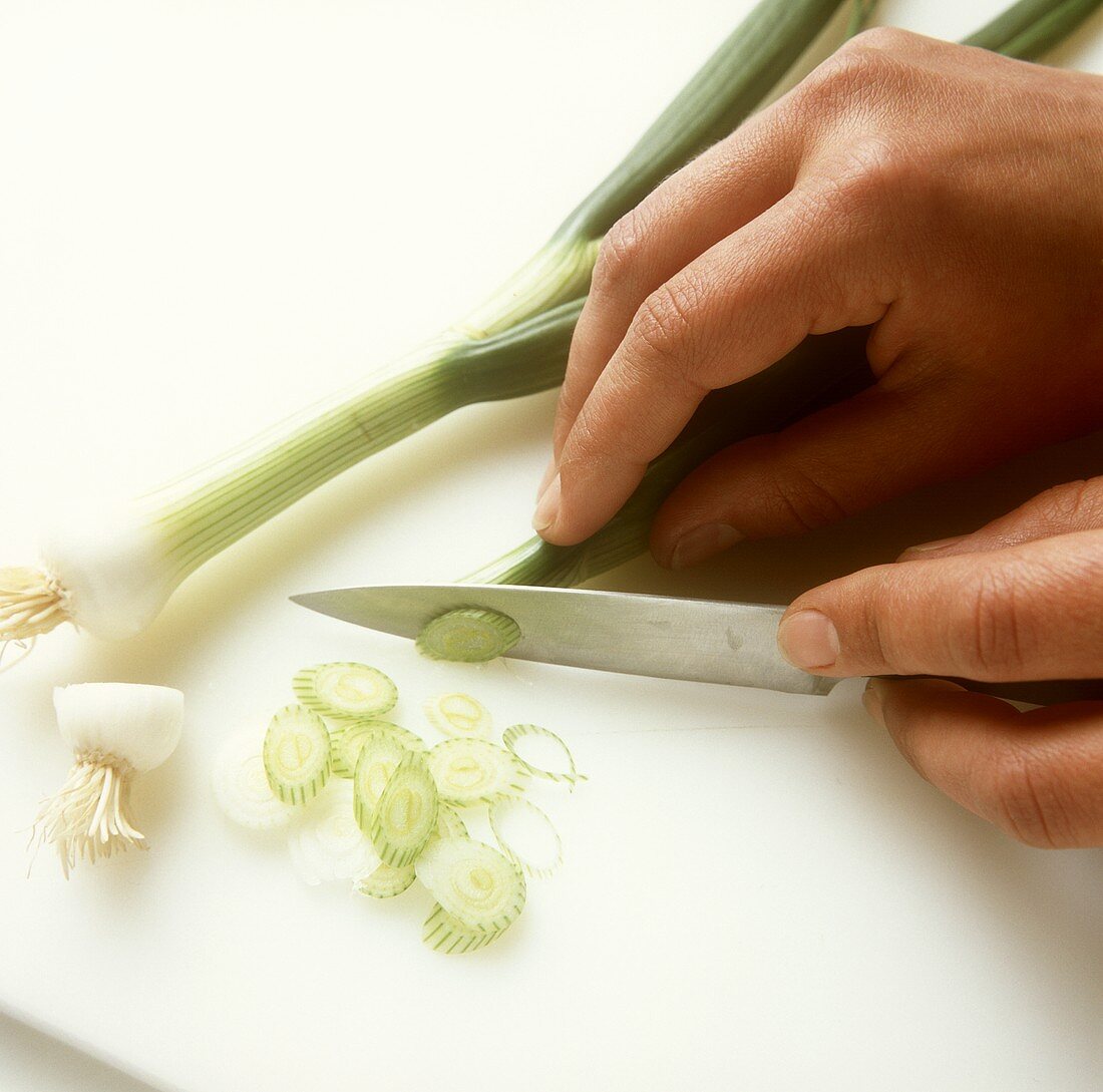 Cutting spring onion into fine rings