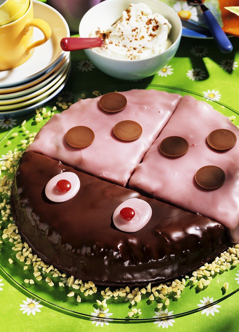 Pink Käfer Kuchen mit Schokotalern zur Kinderparty