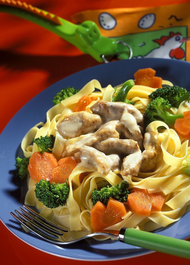 Ribbon noodles with pork, carrots and broccoli