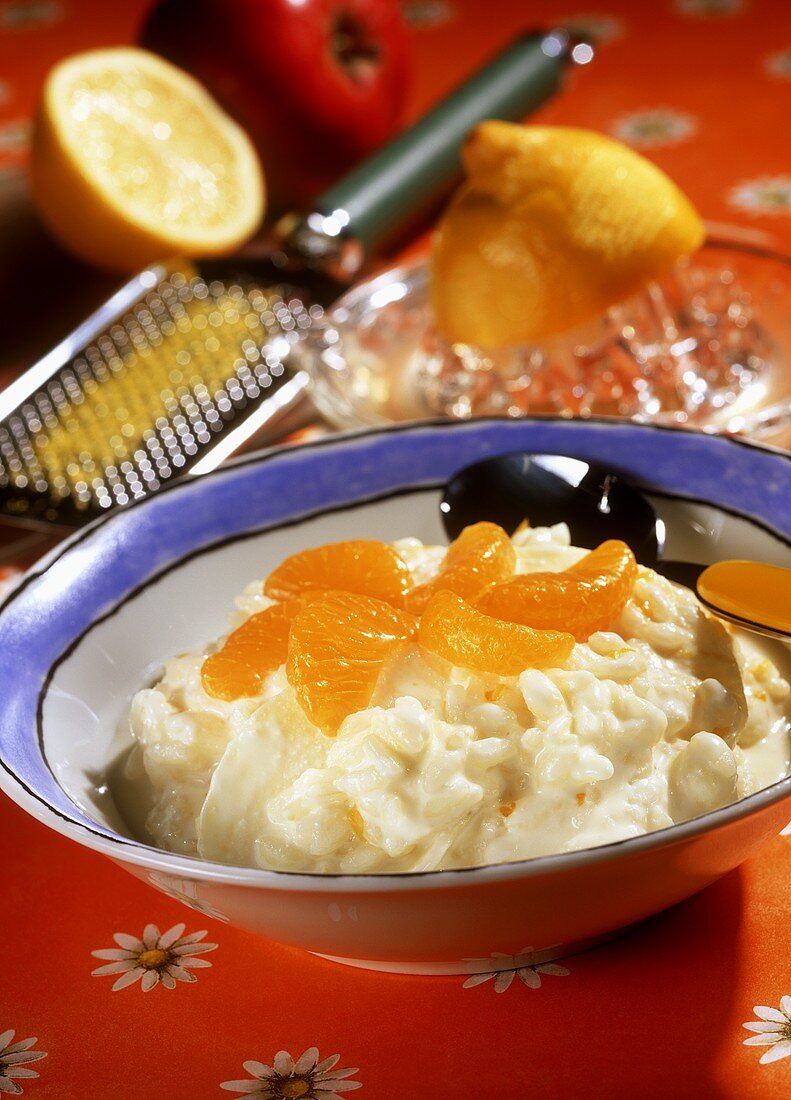 Saurer Reis: Milchreis mit Mandarinenstückchen und Zitrone