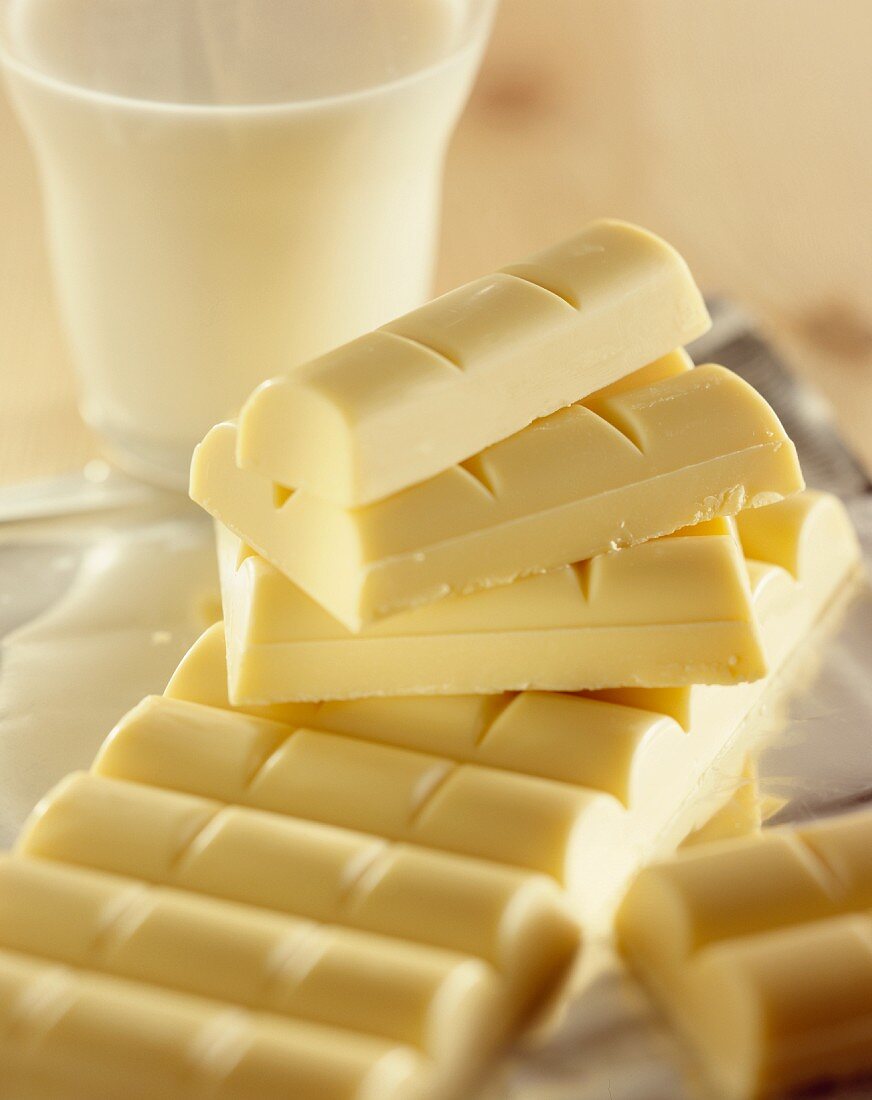 Bar of white chocolate and chocolate pieces