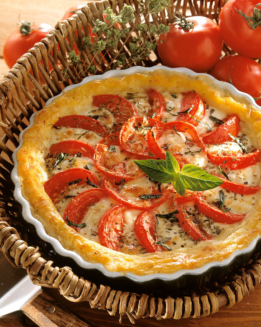 Tomatentarte mit Mozzarella und Basilikum