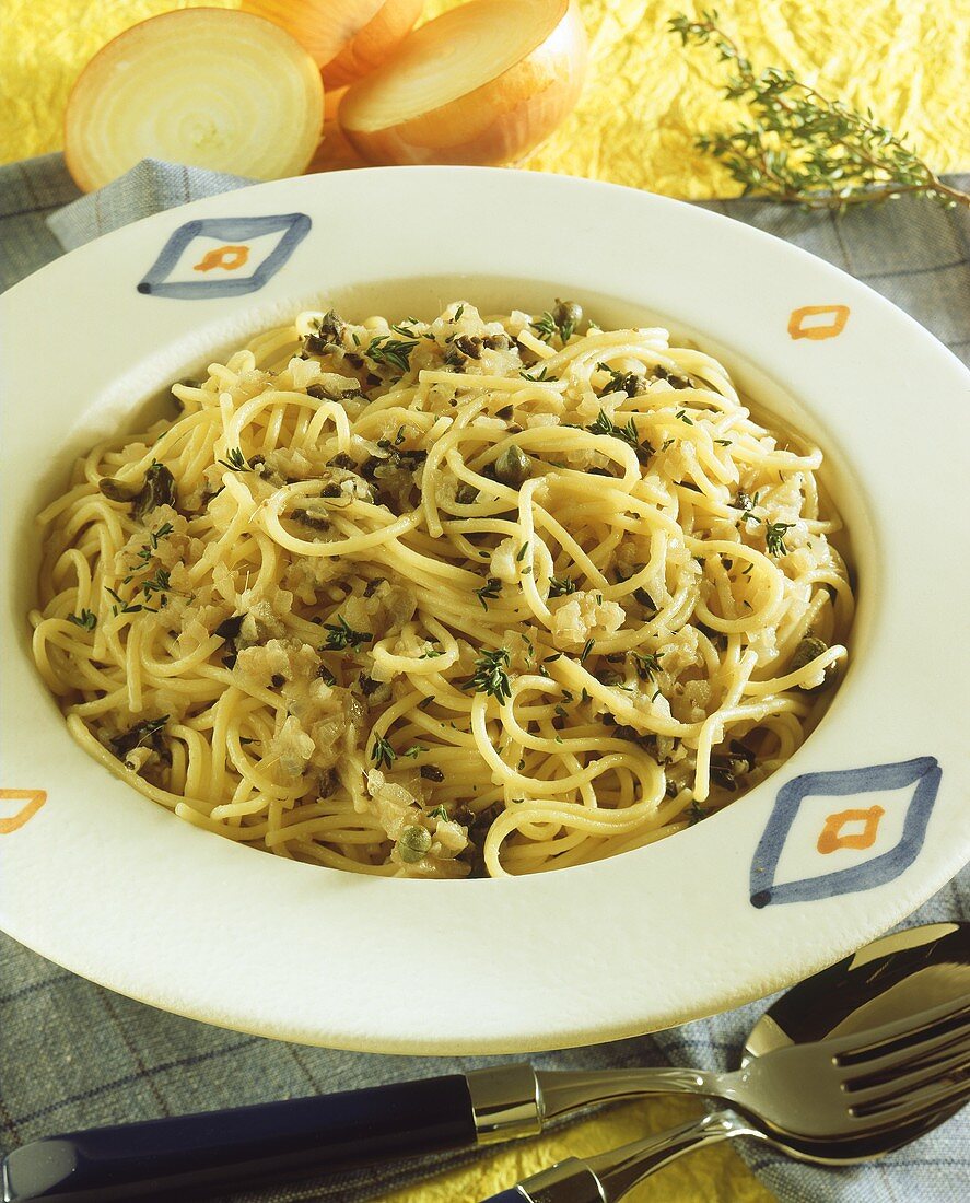 Spaghetti with marjoram, onions and capers