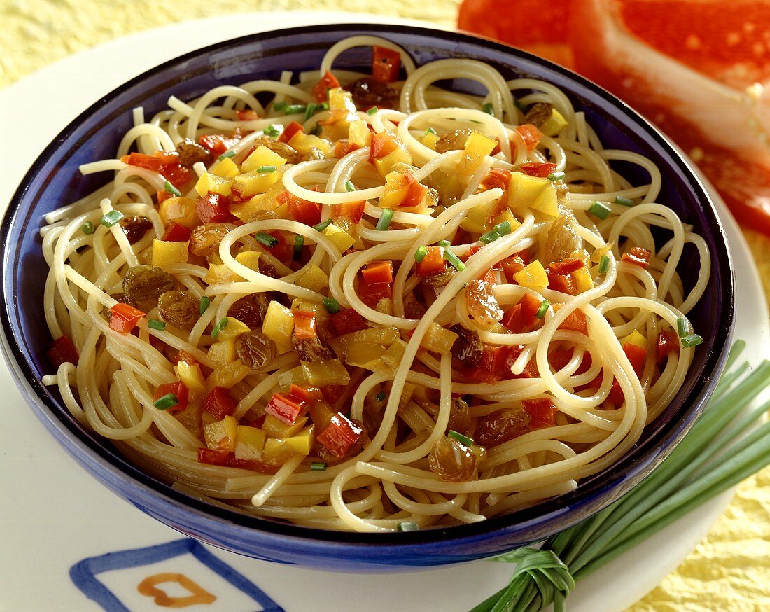 Pasta all'agro-dolce (Spaghetti mit Paprika & Rosinen)