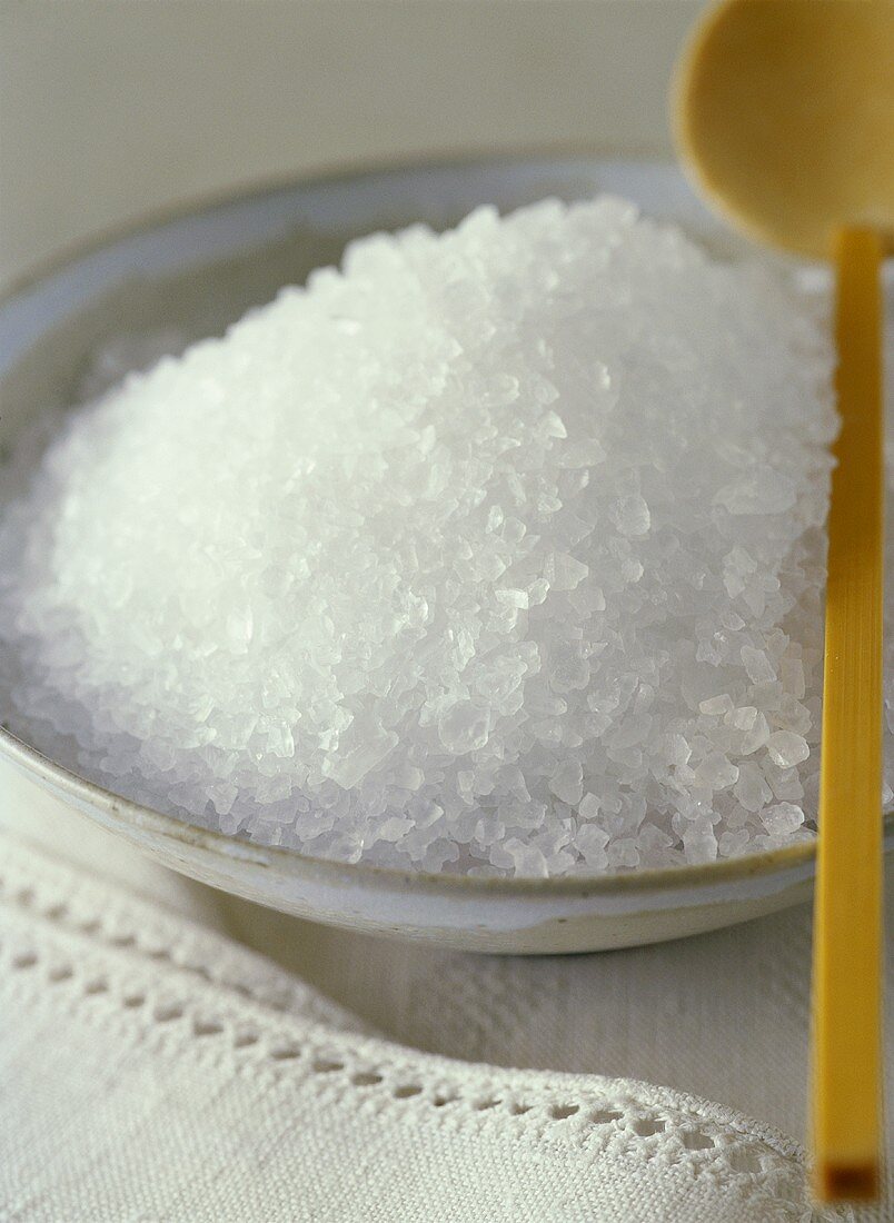 Grobes Salz auf weißem Teller