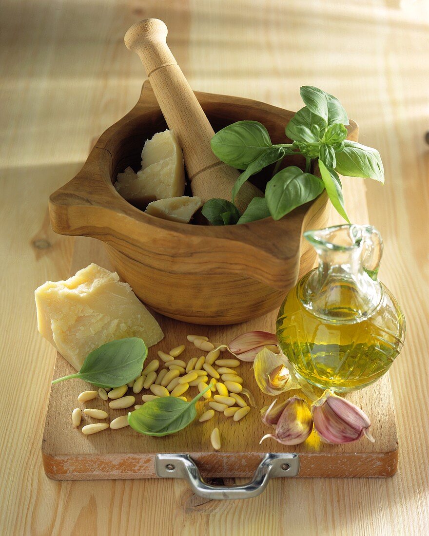 Zutaten für Pesto: Parmesan, Basilikum, Olivenöl, Pinienkerne
