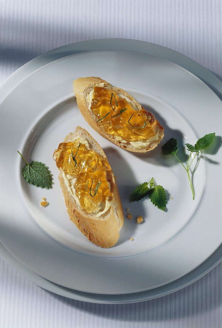 Weissbrotscheiben mit Butter und Orangenmarmelade