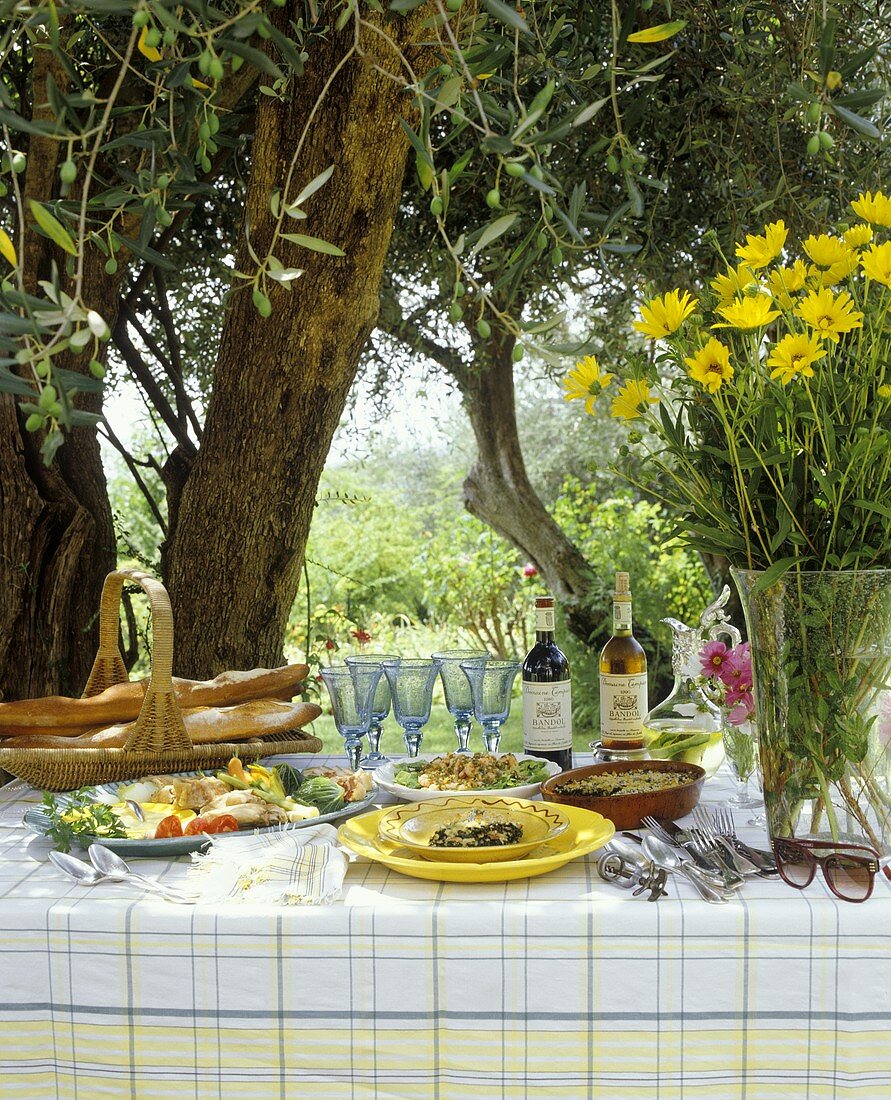 Mediterranes Buffet unter Olivenbaum