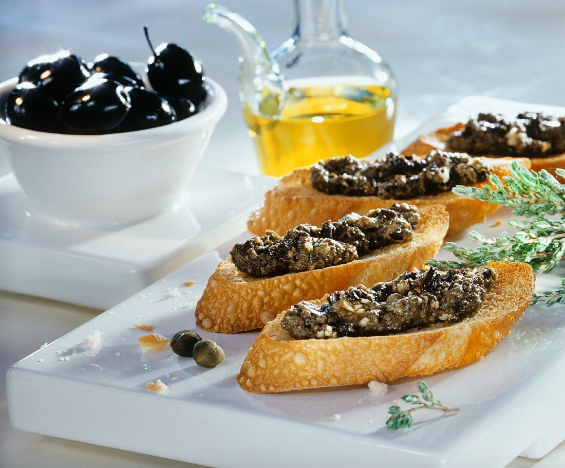 Crostini mit Olivencreme (Röstbrote mit Olivencreme, Italien)