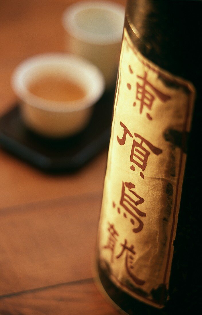 Flasche Reiswein und Teeschälchen (für die Teezeremonie)