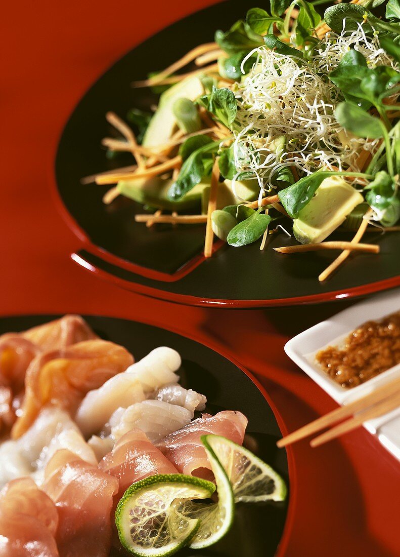 Salat Kyoto mit Avocado, Sprossen und Sashimi