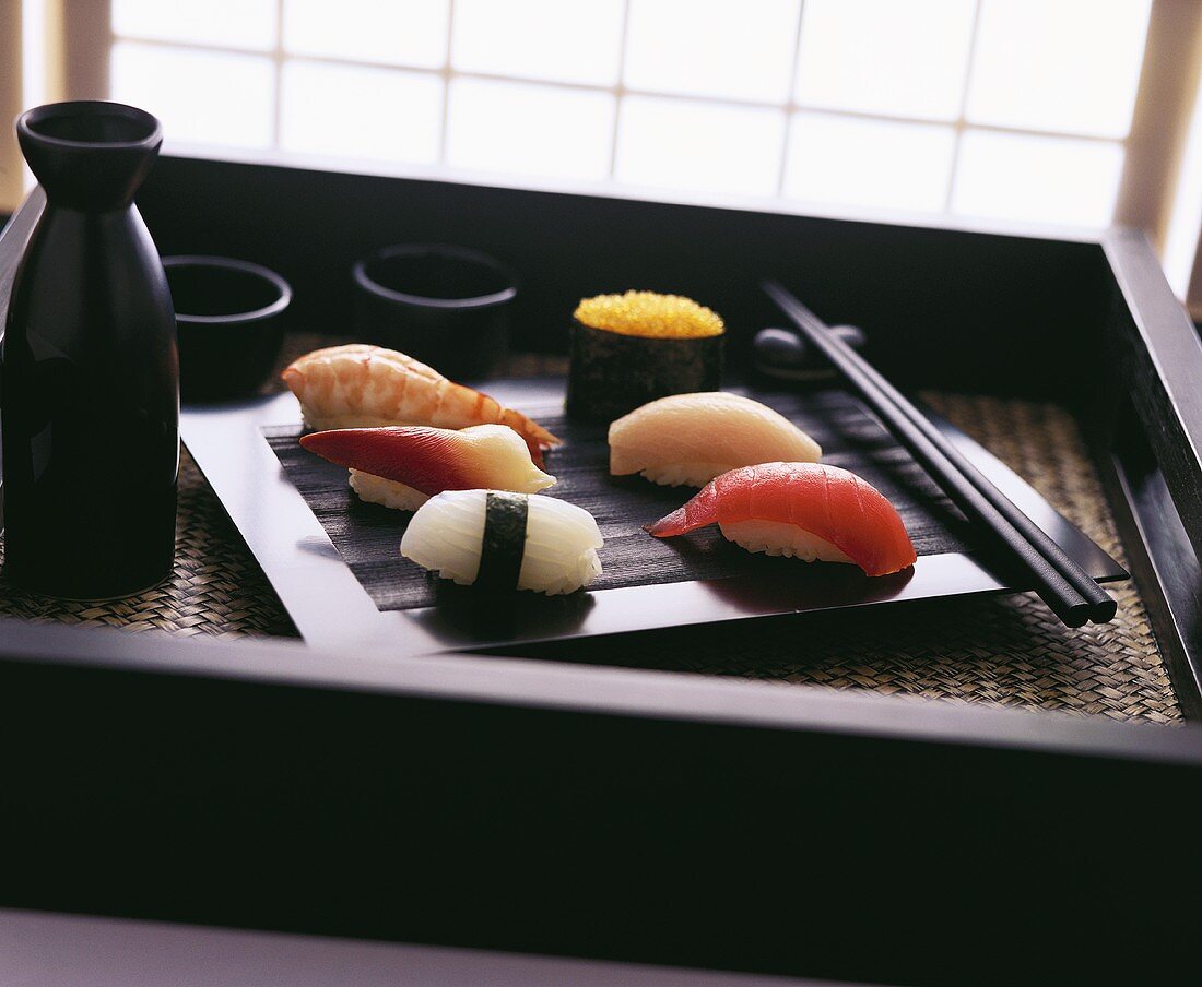 Nigiri Sushi auf schwarzem Tablett