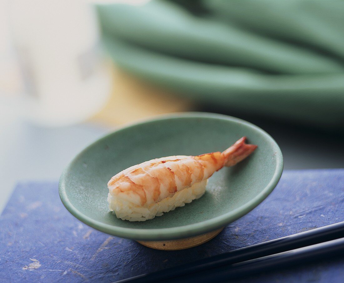 Nigiri Sushi mit Garnele in blauem Schälchen
