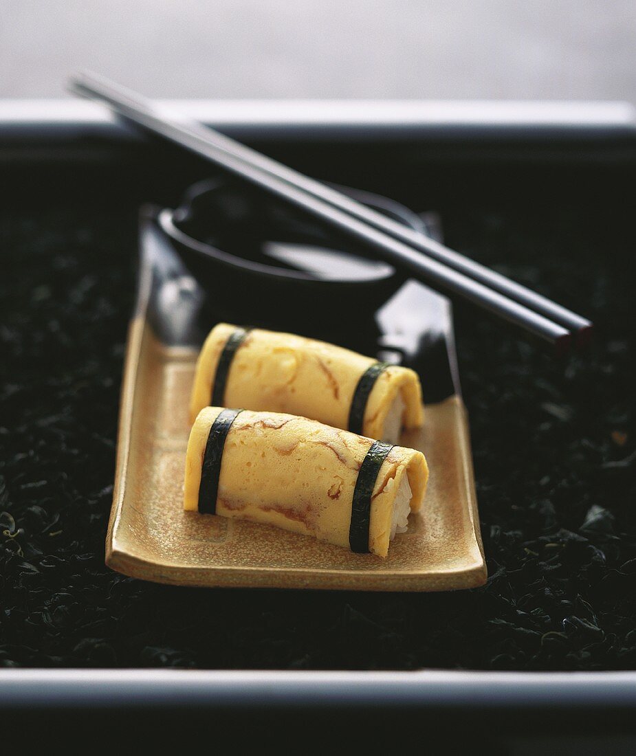 Nigiri Sushi mit Omlett und Nori-Streifen