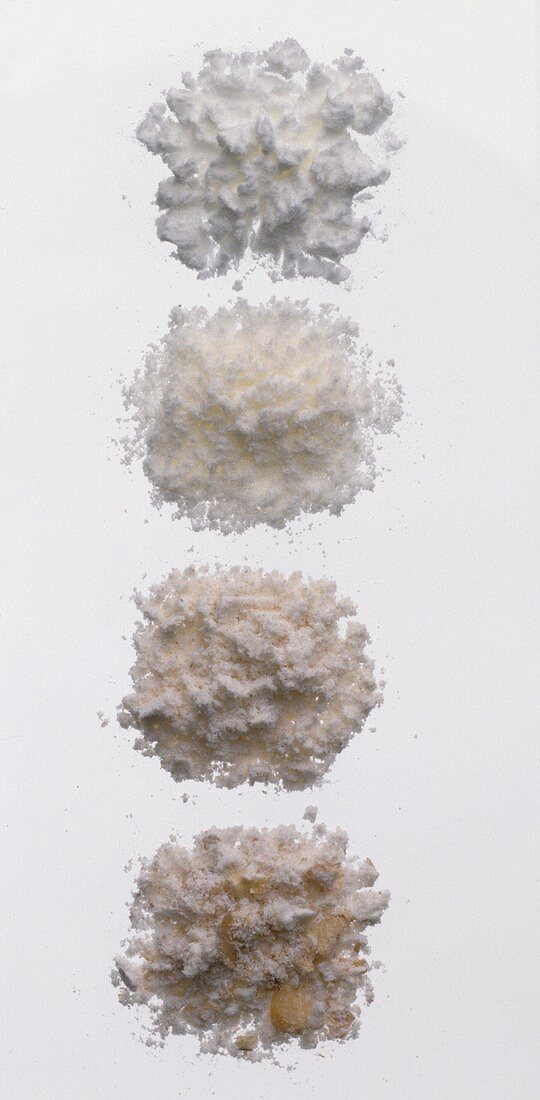 Various types of flour (wholemeal, wheat flour)