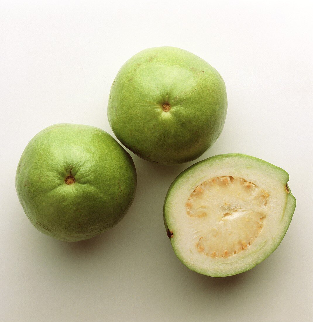 Guaven, ganz und halbiert (Längsschnitt)