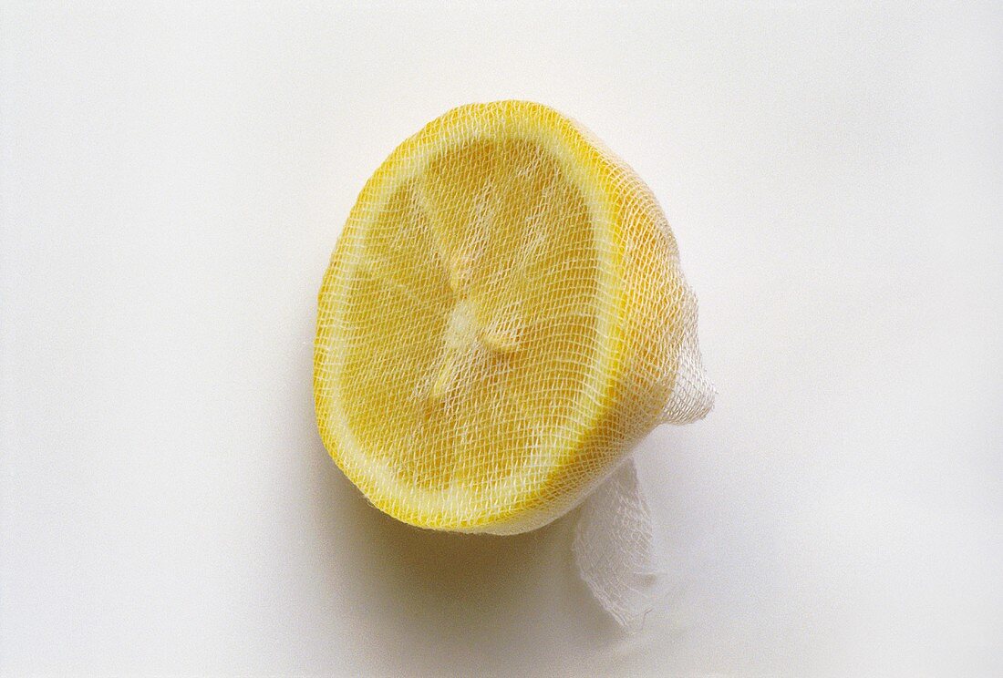 Zitronenhälfte in einem Mulltuch