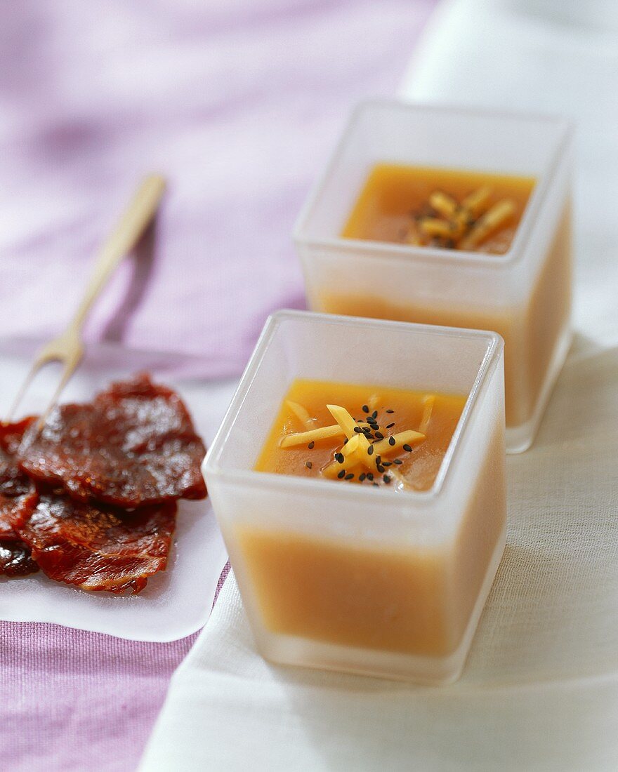 Papaya-Melonen-Suppe mit schwarzem Sesam; Rinderfiletscheiben