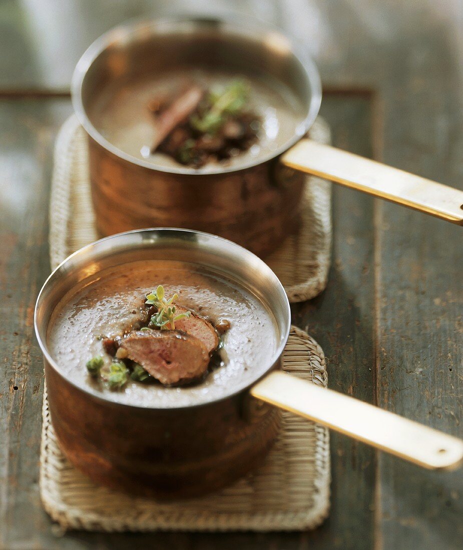 Linsensuppe mit gebratener Kaninchenleber in Kupfertöpfen