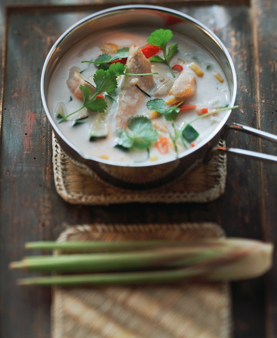 Hühnersuppe mit Kokosmilch und Koriandergrün