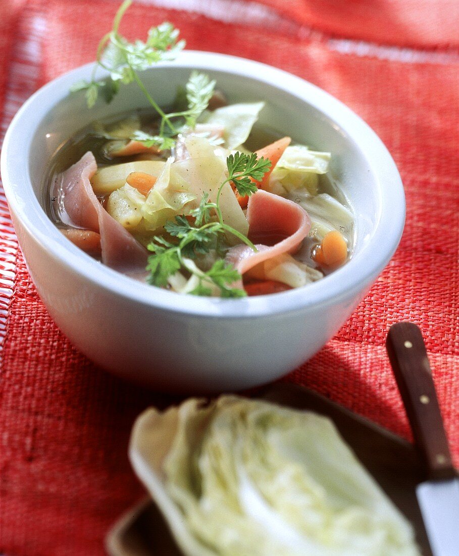 Spitzkohl-Möhren-Eintopf mit Kasseler und Kerbel