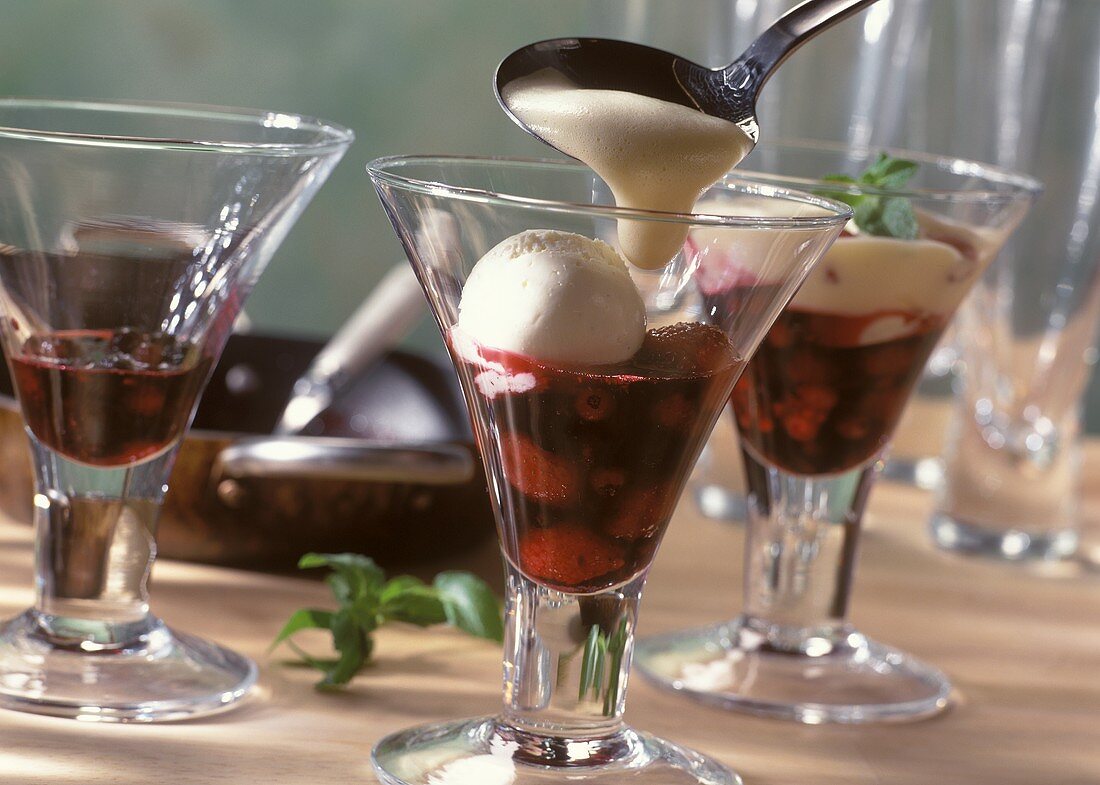 Sabayon mit Vanilleeis und Beerenkompott im Dessertglas