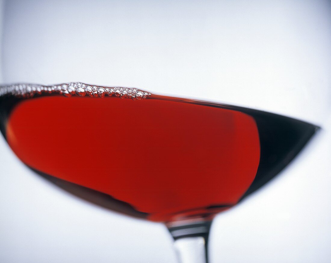 Schräg gehaltenes Rotweinglas (Close up)