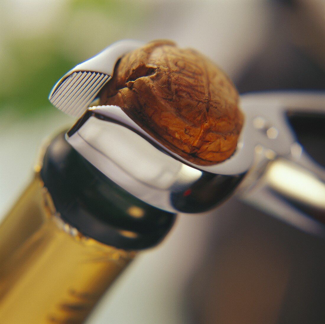 Schaumweinflasche öffnen: Korken mit Champagnerzange lösen