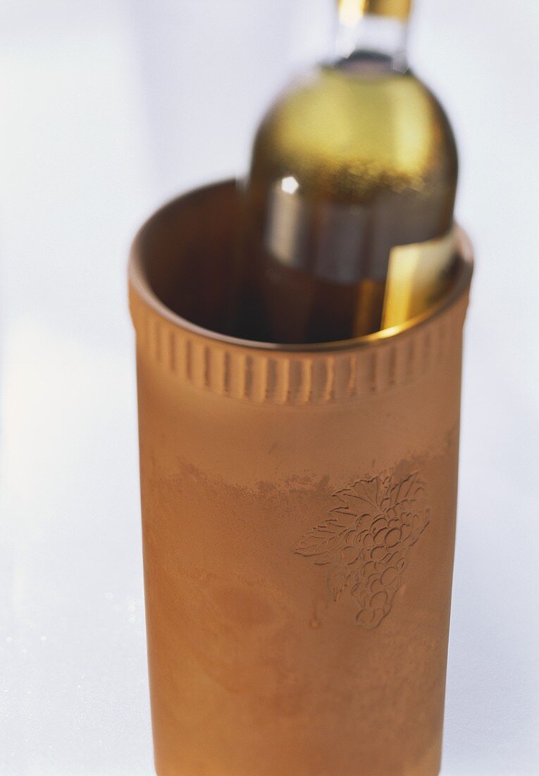 Weinkühler aus Ton mit Weissweinflasche