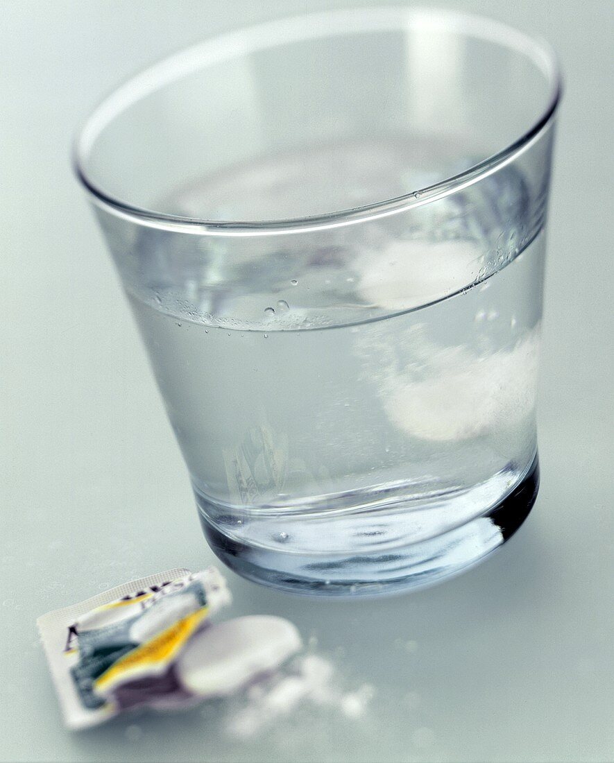 Ein Glas Wasser mit Aspirin-Brausetabletten