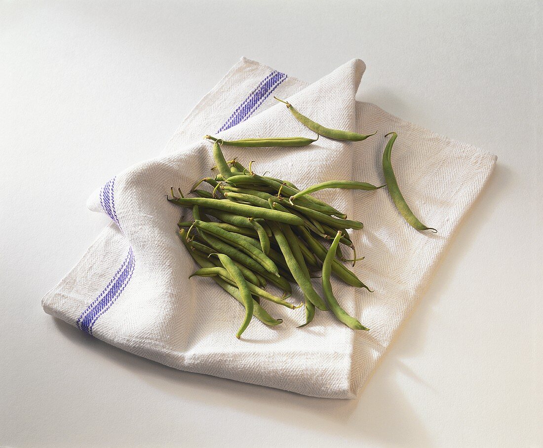 Green beans (French beans) on tea towel