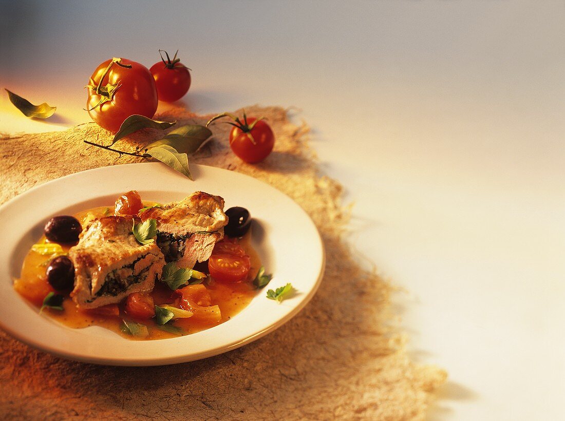 Kalbsschnitzel mit Olivenfüllung in Tomatensauce