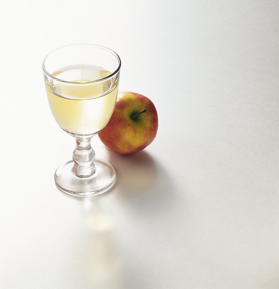Ein Glas Essig und ein Apfel