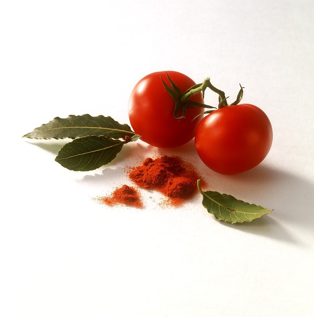 Tomaten, Lorbeerblätter und Paprikapulver