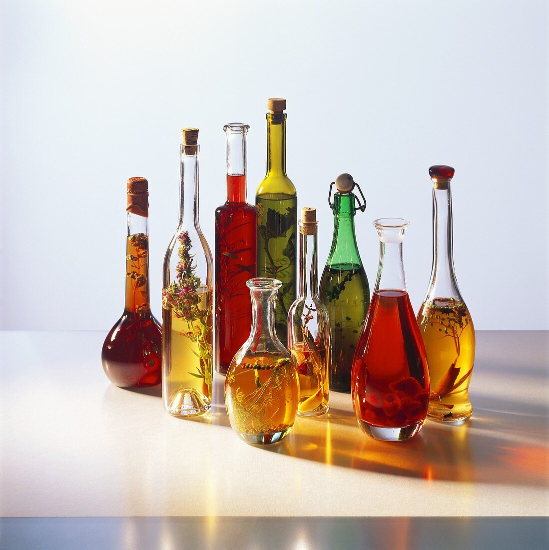 Verschiedene Essigsorten in Flaschen
