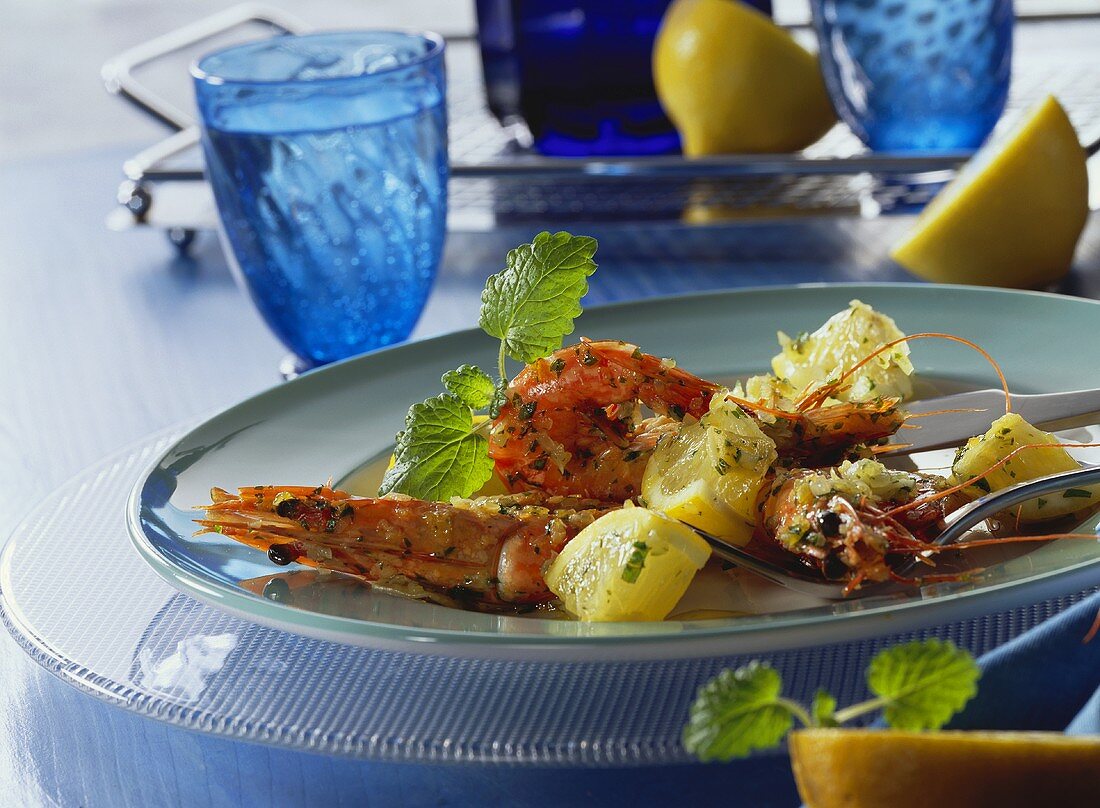 Spicy shrimps with lemon and lemon balm