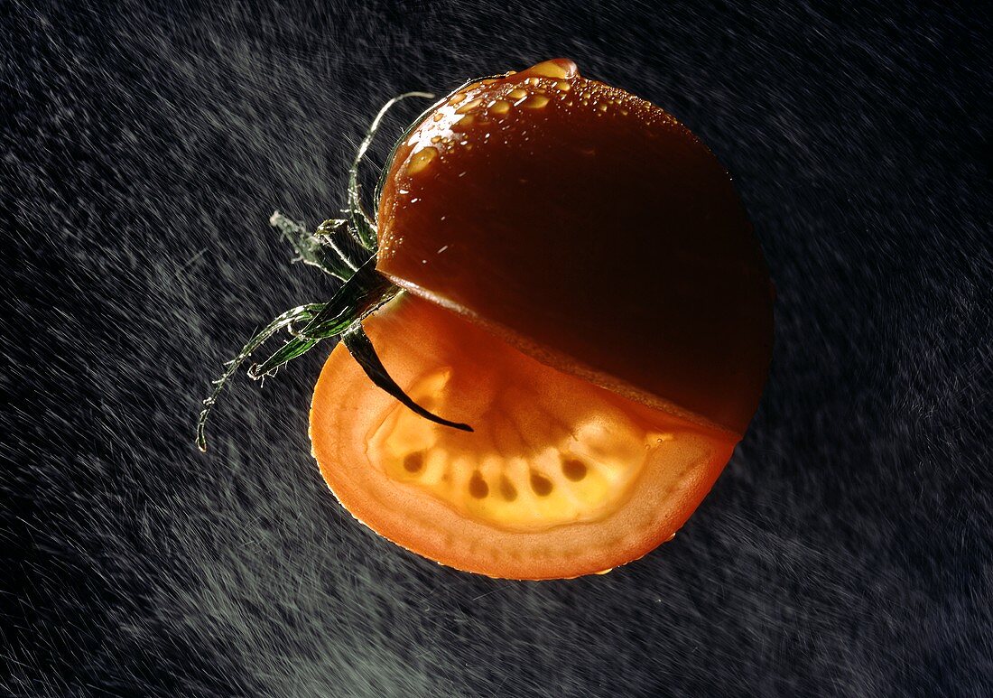 Angeschnittene Tomate im Wassernebel