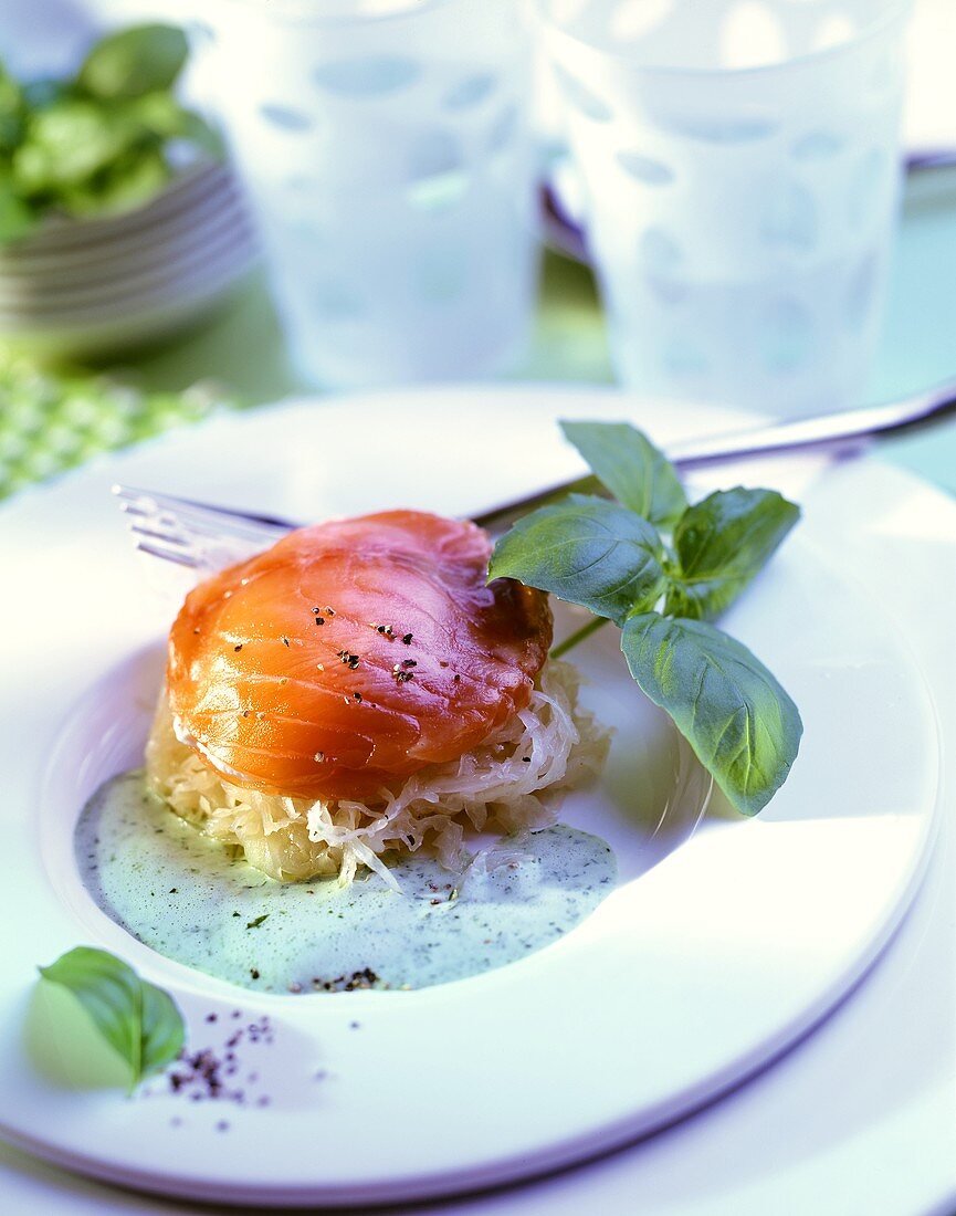 Räucherlachs auf Sauerkraut mit Kräutersauce