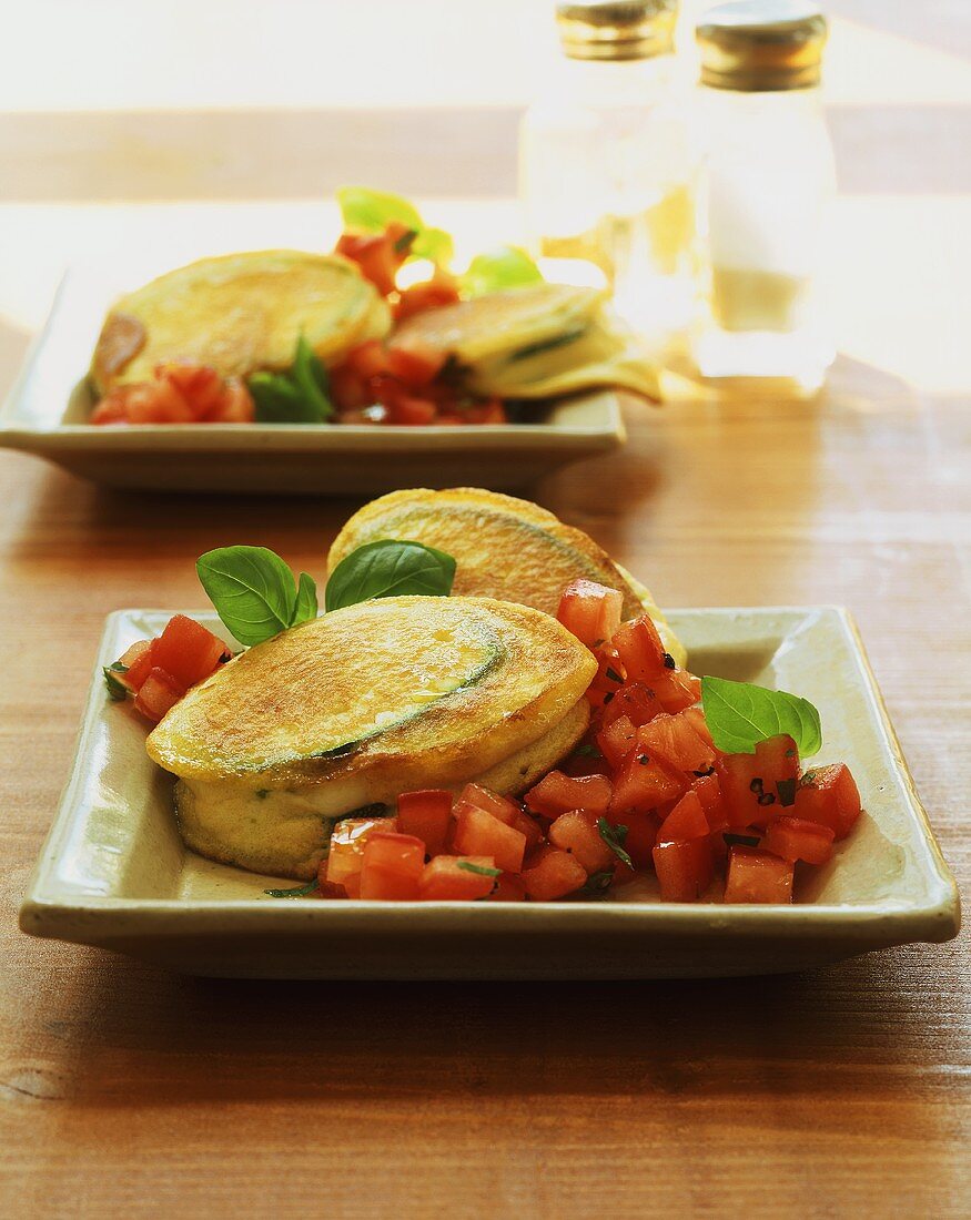 Gebackene Zucchinischeiben mit Mozzarella und Tomatenwürfeln