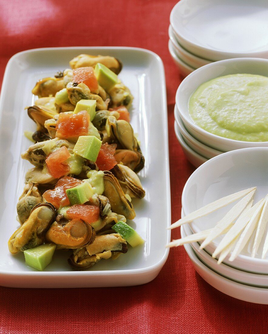 Mussel and avocado salad with diced tomatoes