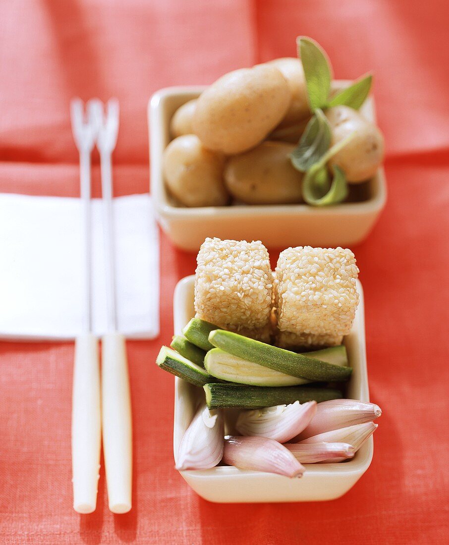 Kartoffelfondue mit Sesam-Feta, Zucchini und Schalotten